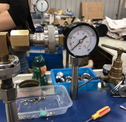 Bottom Mount Bourdon Tube Pressure Gauge with Sample Check for Reliable Gas Pressure Manometer Monitoring